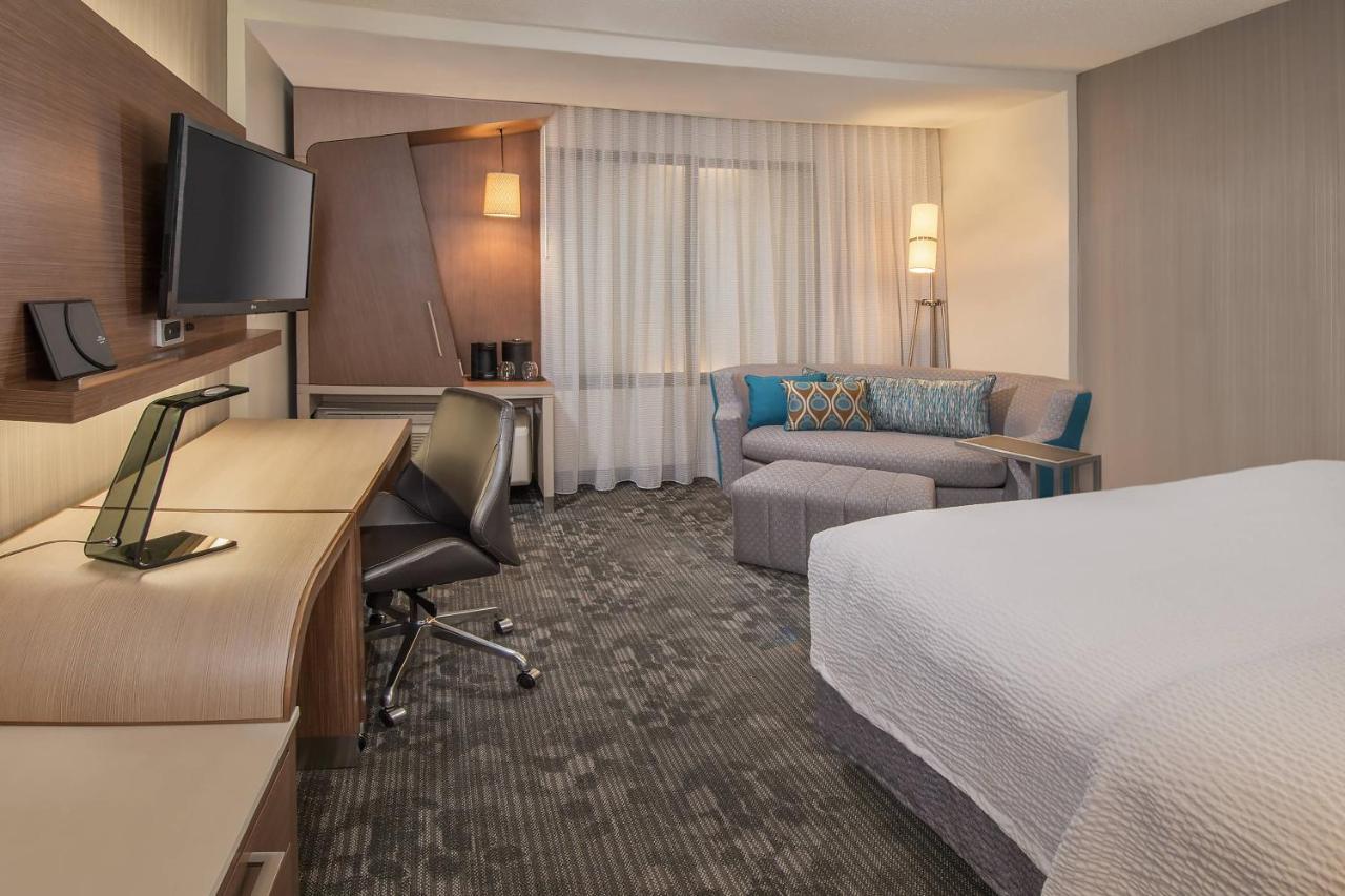 Courtyard By Marriott New York Queens, Jamaica Exterior photo